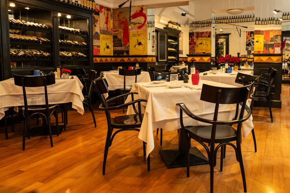Elegantna unutrašnjost restorana s izlogom vina u Zagrebu