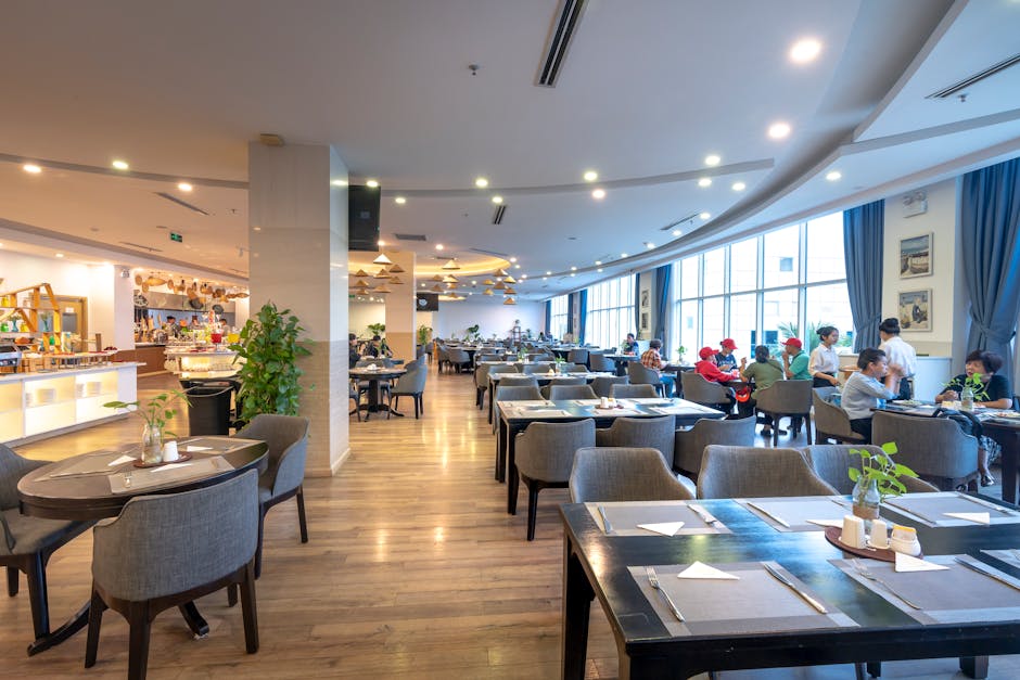 Prostran restoran s modernim dekorom i gostima