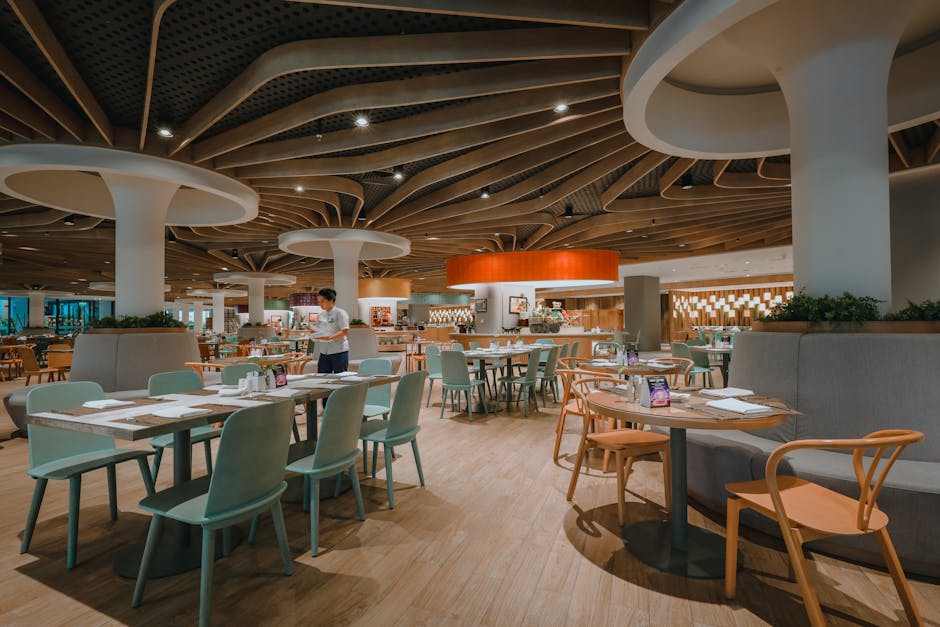 Suvremeni interijer restorana s elegantnim namještajem i unikatnim dizajnom stropa