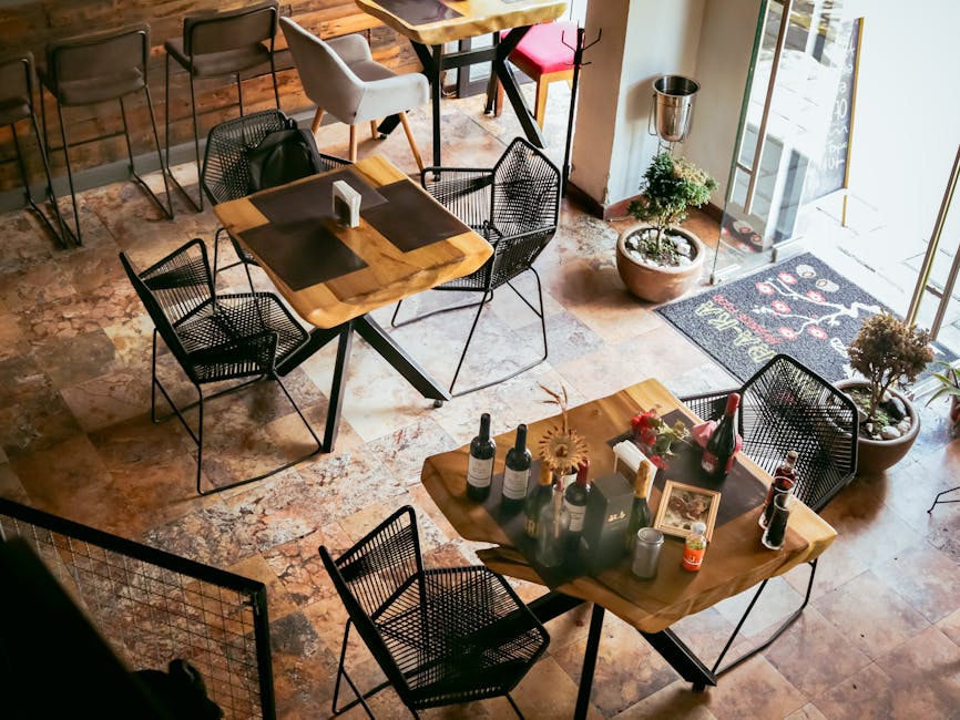 Pogled odozgo na rustikalnu unutrašnjost restorana s elegantnom postavkom stola