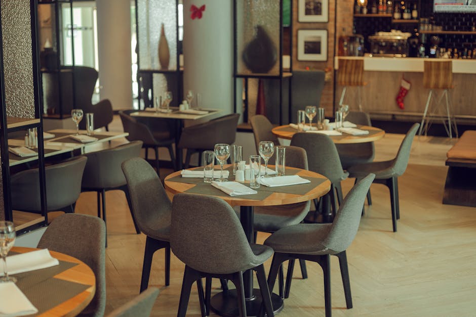 Moderni restoran s urednim stolovima i stolicama