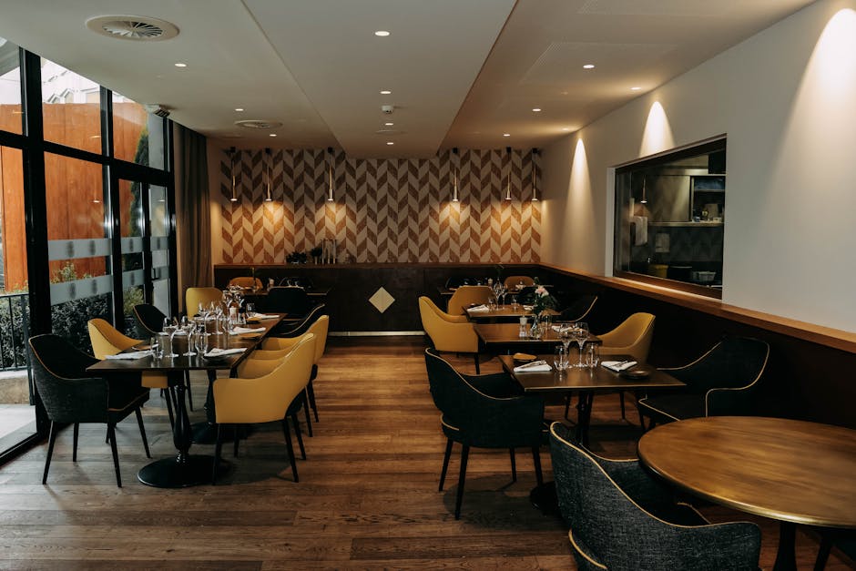 Stilski interijer restorana s modernim dekorom i elegantnim namještajem