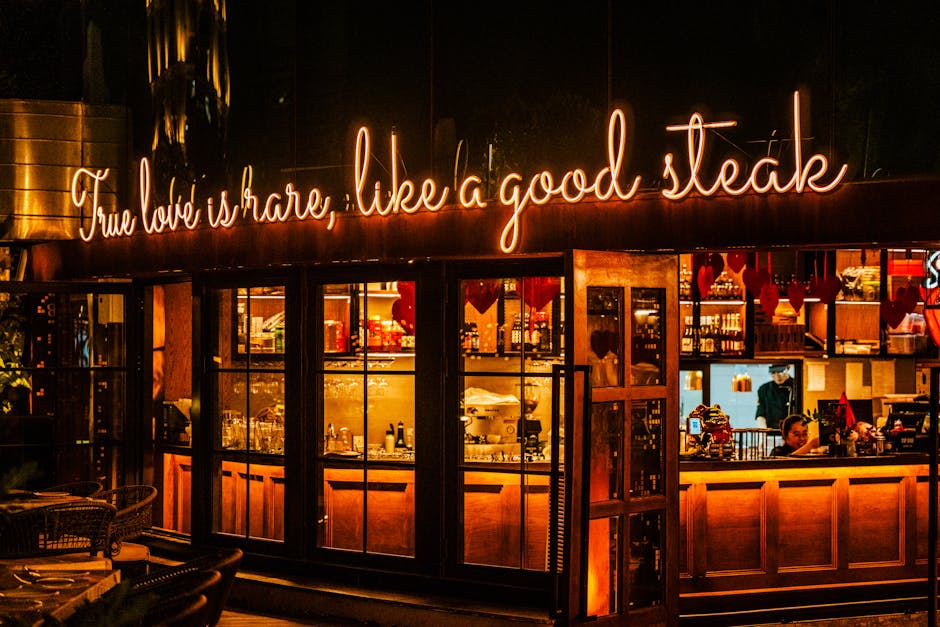 Toplo i ugodno pročelje restorana s neon natpisom u večernjem ambijentu