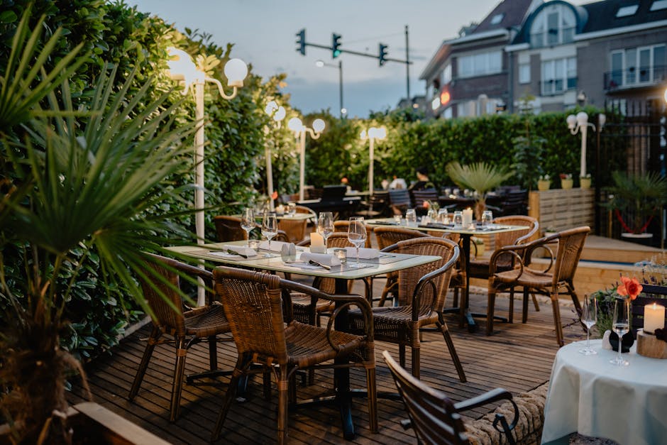 Ugodna vanjska terasa restorana s ambijentom